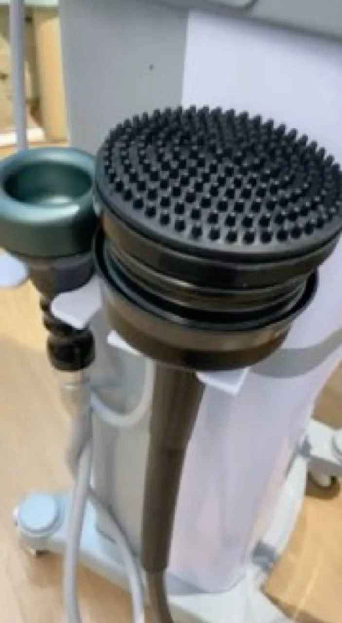 Massagegerät mit Vakuum- und Vibrationsaufsätzen im Studio